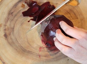 step1: 紅菜頭連皮蒸熟大約半小時, 不然很硬很難切，然後盡量切幼粒