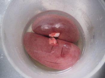 step1: 豬腰切開，去筋，切腰花，用清水浸泡半天。