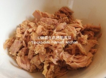 step1: 首先將罐頭呑拿魚隔走罐頭裡的水或油份，用湯匙輕輕壓走吞拿魚的水份以免拌了蛋黃醬後出很多水。
