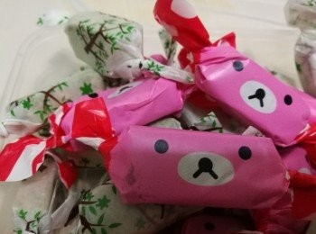 step5: 加入奶粉攪拌，此時牛軋糖會變固體。攪勻過程也要快哦。