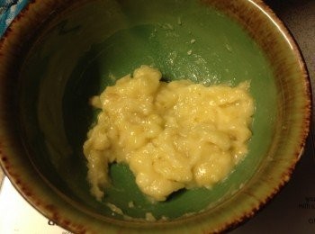 step1: 香蕉熟透後用叉壓爛