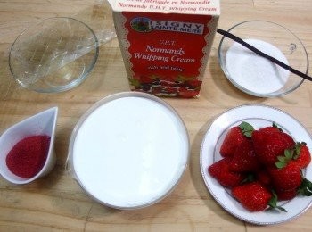 step1: 準備所有材料。先將香草豆莢剖開,用刀子刮出香草籽。