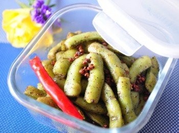 step5: 將做好的雙椒毛豆放置樂扣樂扣方形保鮮盒中，衛生又能保鮮!