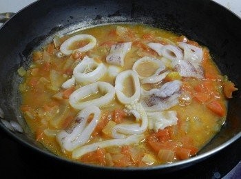 step6: 另用一個鍋，取部分紅醬，煮滾後加入中卷圈