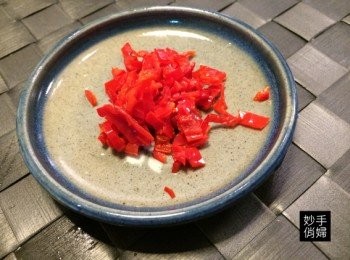 step1: 辣椒冰冷凍庫後取出劃開去籽切碎末