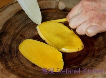 step1: 一個芒果連皮片然後切走旁邊的皮，這樣切芒果會切得比較完整