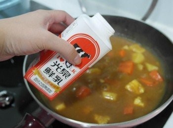 step8: 咖哩塊拌勻後倒入純天然的光泉鮮乳~~