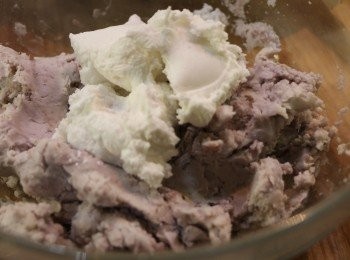 step5: 澄麵粉加入熱水拌勻，然後倒入芋泥中混和。