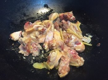 step3: 沿著鑊邊贊一杯黃酒，煮1分鐘，加水，蓋上鑊蓋用小火煮20分鐘。