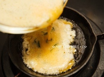 step2: 起油鍋，等油燒熱後將蛋液從鍋子的中心點倒入。