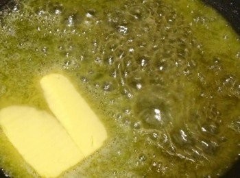 step2: 將無鹽奶油放入鍋中，使其融化。