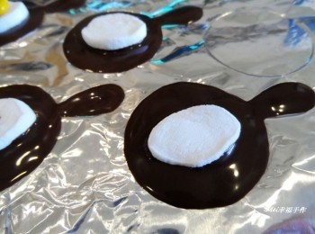 step5: 趁凝固前放上白色棉花糖