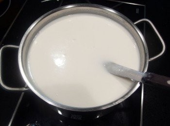 step5: 煮好後依個人喜愛的甜度加入少許的冰糖做調味。如果杏仁茶太濃稠可添加少許的水做調整。