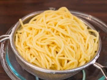 step7: 撈起油麵，以冷水沖至降溫，隔水備用。