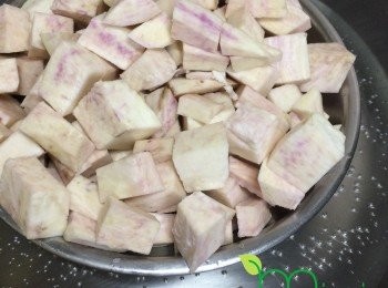 step2: 蕃薯隔水蒸熟，放涼備用。