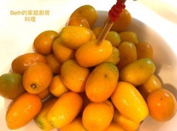 step2: 金棗去蒂頭、葉子，洗淨，以牙籤戳洞，此步驟可以避免金棗在煮的過程中爆開