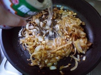 step4: 炒至焦糖色出來，倒入高湯與水
