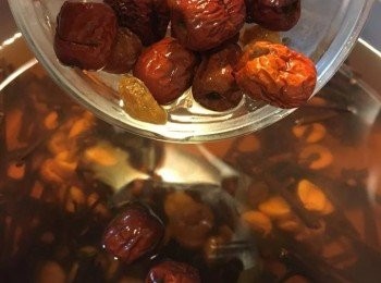 step3: 跟住加入紅棗、桂圓肉後再煲多30分鐘