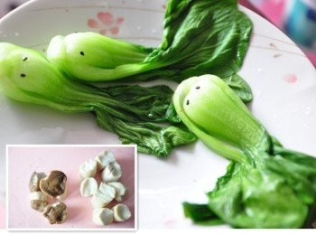 step1: 先將青江菜川燙撈起，以黑芝麻當金魚眼睛插入菜梗頭上，另外杏鮑菇整支川燙後，再切成圓柱狀並於表面劃上井字