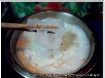 step3: 步驟3鍋內放入紅蘿蔔絲，各式菇類及剛才的寬版粉絲一起煮滾，這樣可以先提升湯頭的鮮甜味，而且粉絲也能吸的到濃郁的鮮奶湯汁。