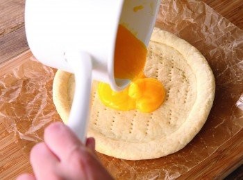 step3: 將2 倒到已烘烤過的塔皮上，再撒上開心果與檸檬皮，然後放進冰 箱冷藏1小時左右