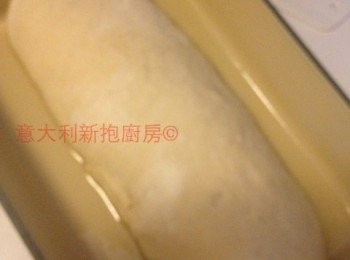 step4: 3. 短那邊向前卷成條型, 收口係底, 另外左右兩邊收口，放在已鋪烤紙的烤盤上，進行第2次發酵。