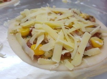 step5: 灑上芝士碎。