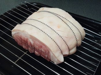 step1: 先用鋒利的刀或豬針，在豬皮上刺孔，再用廚紙吸乾水份，愈乾烤出的豬皮愈脆。可將豬肉放在雪櫃兩小時，豬皮向上，不用蓋任何東西