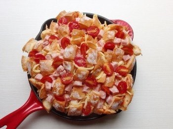 step5: 再加入火腿塊及切片的小蕃茄。