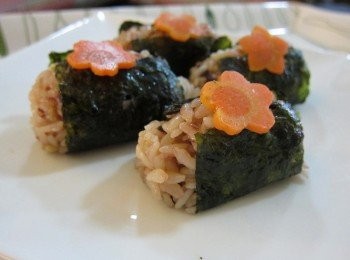 step2: 也可以稍微調一點料用海苔捲起來吃，超級美味^__^
