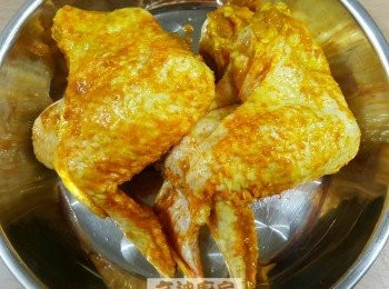 step3: <a href="https://bit.ly/3zHU5V3" target="_blank" data-keyword="雞翼" class="guide-link"><strong>雞翼</strong></a> <span style="display:inline-block;vertical-align:middle;margin-top:-3px;color:initial;border-radius:3px;padding:2px 3px;font-size:12px;line-height:14px;background:#87d300;color:#fff;">即買</span> 用醃料醃過夜