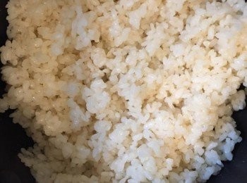 step1: 煮飯，飯熟後，加入鹽及麻油拌勻。飯待涼後，加入1湯匙味醂拌勻至吸收後，再加入另1湯匙味醂拌勻至吸收。