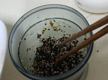 step2: 桂圓洗乾淨，倒去水粉，加入少許水放15分鐘，令桂圓軟冧的，放入撹拌機打碎，拌入炒過的黑白芝麻，可以再撹碎，也可以拌匀成饀。