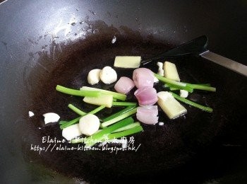 step3: 燒紅鑊 , 爆香薑片 , 蔥白 , 蒜頭及乾蔥頭有香味
