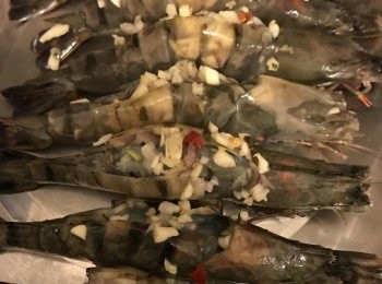 step2: 用剪刀把蝦殼從身上切開, 但不要去掉蝦殼, 只需在蝦殼中間界一刀, 把蝦腸挑去.
將調味料混和一起, 醃蝦1小時.