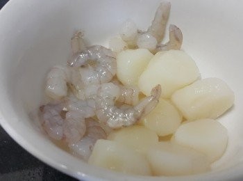 step3: 急凍帶子，蝦解凍後，吸乾水份備用