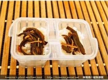 step3: 白飯放入飯糰模型中，中間層則放入紅椒麻辣黑菇醬。