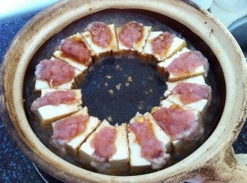 step3: 食水1碗，耗油，黑醬油，鹽加入，蓋起來中火煮滾5-10分鐘。《看要留多汁，少汁的程度而定》