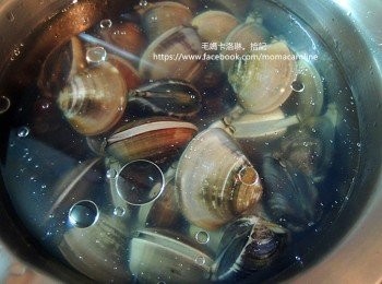 step2: 將水放入鍋內，加入鹽巴拌勻之後放入蛤蜊，接著加入幾滴食用油。因為油會浮在水面上，使水的含氧量變少，製造出有一點缺氧的環境，蛤蜊就會努力呼吸把沙吐出來 鹽與水的比例是【１匙：２５０ｃｃ】