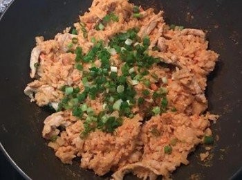 step5: 最後放入冷飯炒熱,試吃用鹽調整味道,最後放入蔥花,拌炒均勻後起鍋備用.