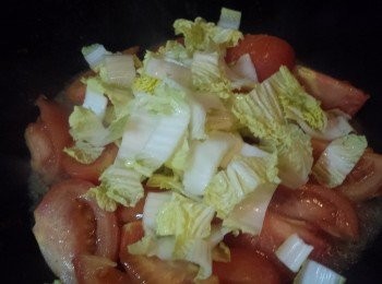 step2: 加入娃娃菜及紅蘿蔔片炒軟。