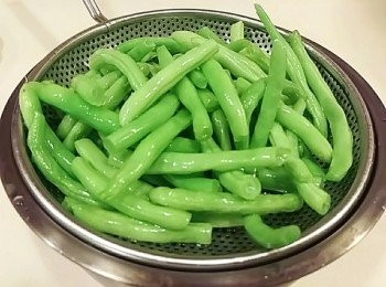 step2: 取炒鍋熱油後 放入四季豆過油約20秒 倒出瀝油備用