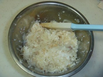 step4: 開鍋蓋邊拌邊加熱至收乾倒入昆布柴魚高湯沸騰馬上離火倒入粉漿盆快速攪拌.將步驟回原鍋,用小火不斷得攪拌至粉漿八分熟.