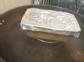 step8: 鑊中注水大火燒開, 蒸盤先蓋上錫紙包好 (最好每邊都緊貼, 不要有缺口)

*頂部不要太緊貼, 因為年糕蒸的時候會有點上脹, 黏到錫紙的話表面就不好看