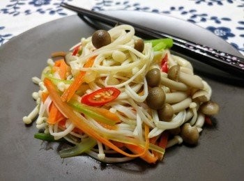 step6: 將所有材料放大碗中撈勻; 冷藏30分鐘，享用時加適量汁料拌勻即可。