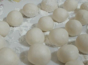 step2: 在工作枱上灑少許糯米粉，把粉團分割及搓成小丸子。