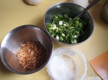 step1: 蔥油饀:
蔥/ 胡椒粉/ 五香粉 /乾炸洋蔥碎/ 鹽/ 麻油
(以上多小除個人喜愛,但五香粉只要小許就可以免奪香蔥味道)
ps:先將所有調味料拌勻先再落蔥再拌勻