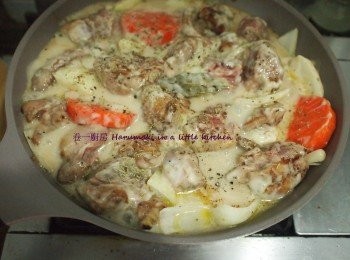 step3: 準備1個碗, 把蛋清, 芝士碎, 香草和黑胡椒拌混, 輕輕倒入鍋攪拌煮約3分鐘完成