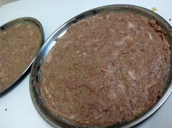 step3: 把醃好的雞肉碎平鋪在烤盤上，按平成薄片。 烤箱先预热10分鐘以220度，將鋪好在烤盤上的雞肉碎先烤20分钟。
（Jojo Low細細語：這一次jojo做比較薄，看個人喜好口感以定薄厚。）