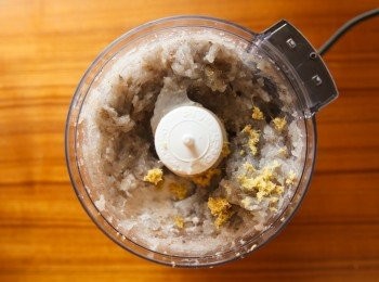 step2: 接著放入蔥花以外的調味料後繼續攪打5秒。